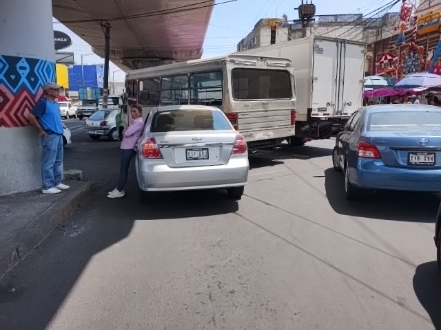 elubax's tweet photo. @TransitoCdMx @OVIALCDMX @UCS_GCDMX @Alc_Iztapalapa me podrían enviar patrulla de transito microbus sin placas no se quiere orillar Tláhuac y Ermita el tráfico al millón gracias https://t.co/Oh76WHllPr