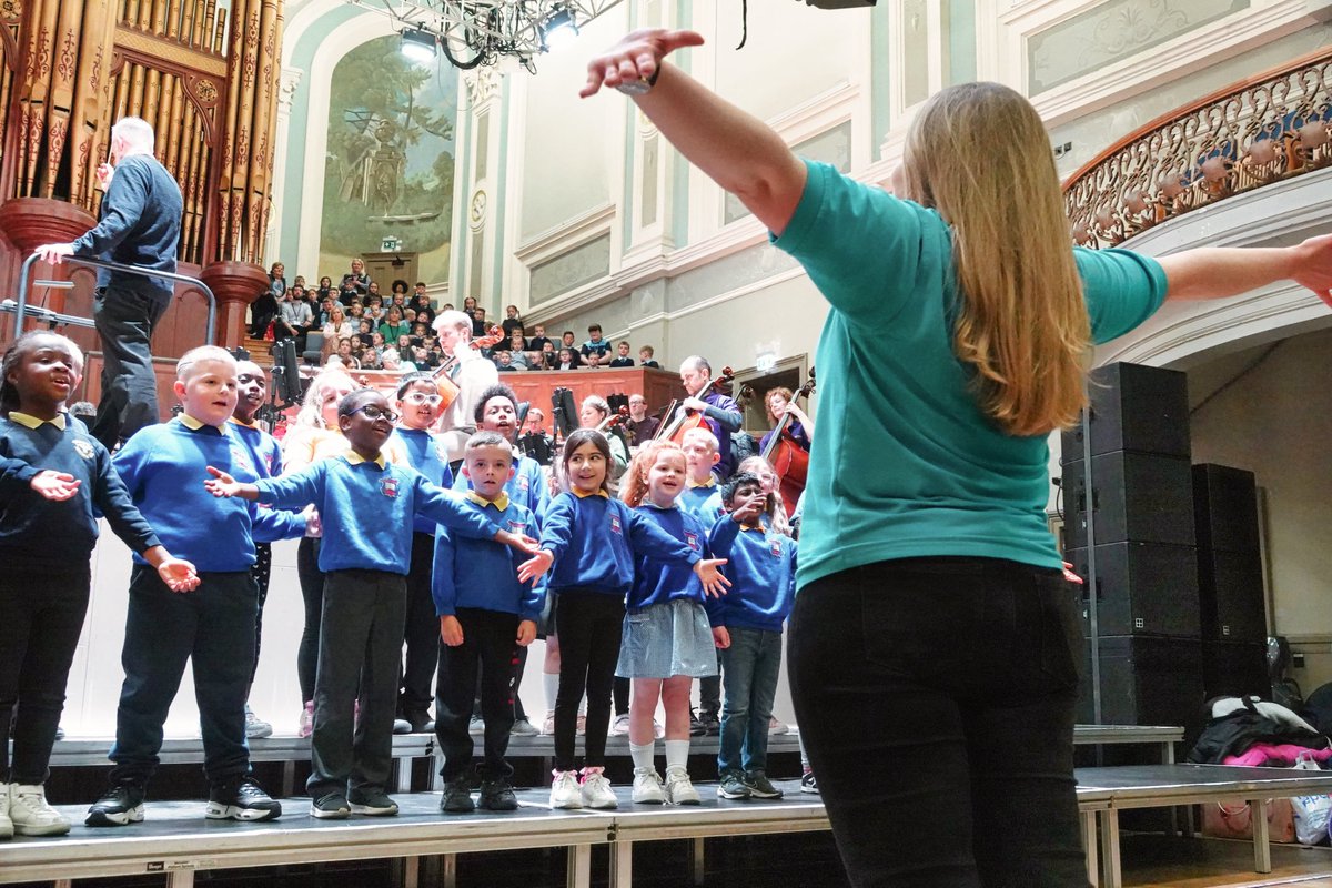 What a performance! Huge congrats to all the #Crescendo pupils that played so beautifully with the <a href="/UlsterOrchestra/">Ulster Orchestra</a> in the <a href="/UlsterHall/">Ulster Hall | Live Entertainment Belfast</a>. 
Also, great to welcome First Minister <a href="/moneillsf/">Michelle O’Neill</a>, Deputy First Minister <a href="/little_pengelly/">Emma Little-Pengelly BL</a> and Junior Ministers <a href="/PamCameronDUP/">Pam Cameron MLA</a> + <a href="/aislingreillysf/">Aisling Reilly SF</a>