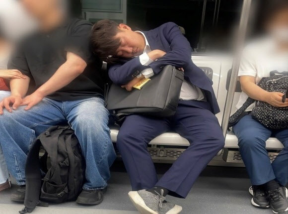 tang__kira's tweet photo. Ngantuk pak?

Anggota DPR Korea Selatan, Lee Junseok (yang dulu di The Genius) kefoto netizen ketiduran di kereta bawah tanah.

Diketahui Lee Junseok sering naik sepeda ddareungi (sepeda umum dari pemerintah) dan transportasi umum sejak menjadi anggota DPR pas dulu masih di People Power Party.

https://t.co/xDdWL2OOQA