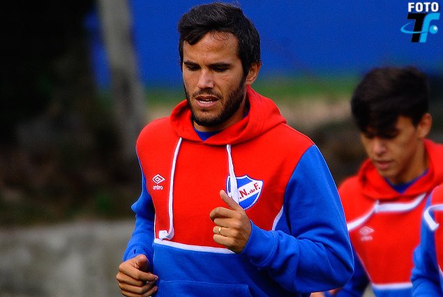 CarveDeportiva's tweet photo. ▶️ #EstoEsFútbol

🎙️ “Nacional tiene mejor plantel que Peñarol”.

🎙️ “Nacional tiene un plantel más amplio y si vas línea por línea también es mejor”.

🎙️ “Peñarol no ha ganado los partidos con holgura ni con un fútbol brillante, pero los gana. Se ve que los jugadores entienden la idea del entrenador”.

🗣️ Álvaro “Tata” González.