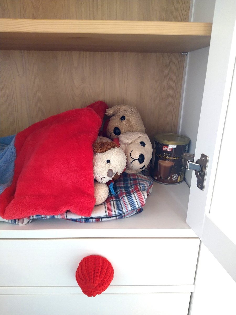 <a href="/GabileinDe/">Gabi A. 🦄 🐸</a> Wir sind sofort eine Etage höher geklettert...! Da ist nicht nur Platz auch Platz für den Monty, sondern wir können auch die Tür zumachen, wenn der Mensch mal wieder Krach macht. Sehr praktisch!

Wir müssen ihm nur erklären, dass das jetzt wirklich unser Schrank ist.😁