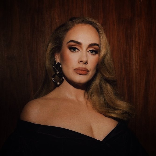 musictrendscol's tweet photo. #EsTendencia: Shakira le cuenta a la revista Rolling Stone que Adele fue una de las cantantes que más la apoyó durante su proceso de separación.

Shakira menciona que Adele la llamó varias veces y desde entonces mantienen una amistad cercana 🥹♥️ https://t.co/mZUE5lvBZE