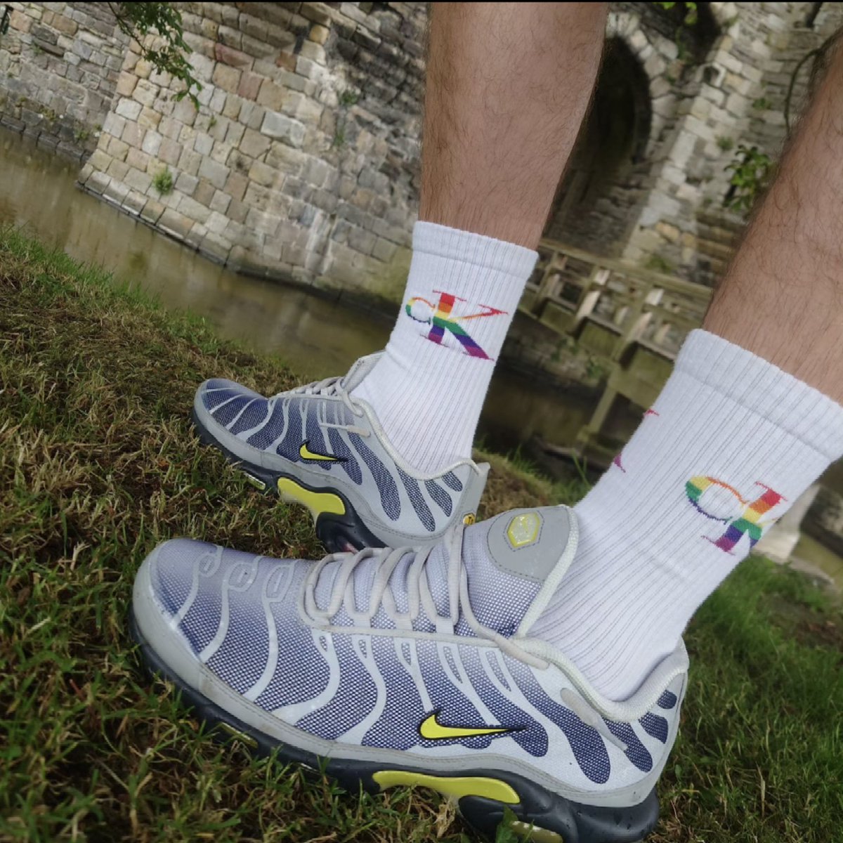 willspilsbury's tweet photo. Beuamaris castle! ππ° Stomping round in TNs πand #pride socks 𧦠ππ»π π³οΈβπ #niketn #airmaxplus #whitesocks #calvinkleinsocks #legsout #kotdπ #sneakerhead #tripaway #nofilter #unedited #rawimage https://t.co/eQtO39P0rv