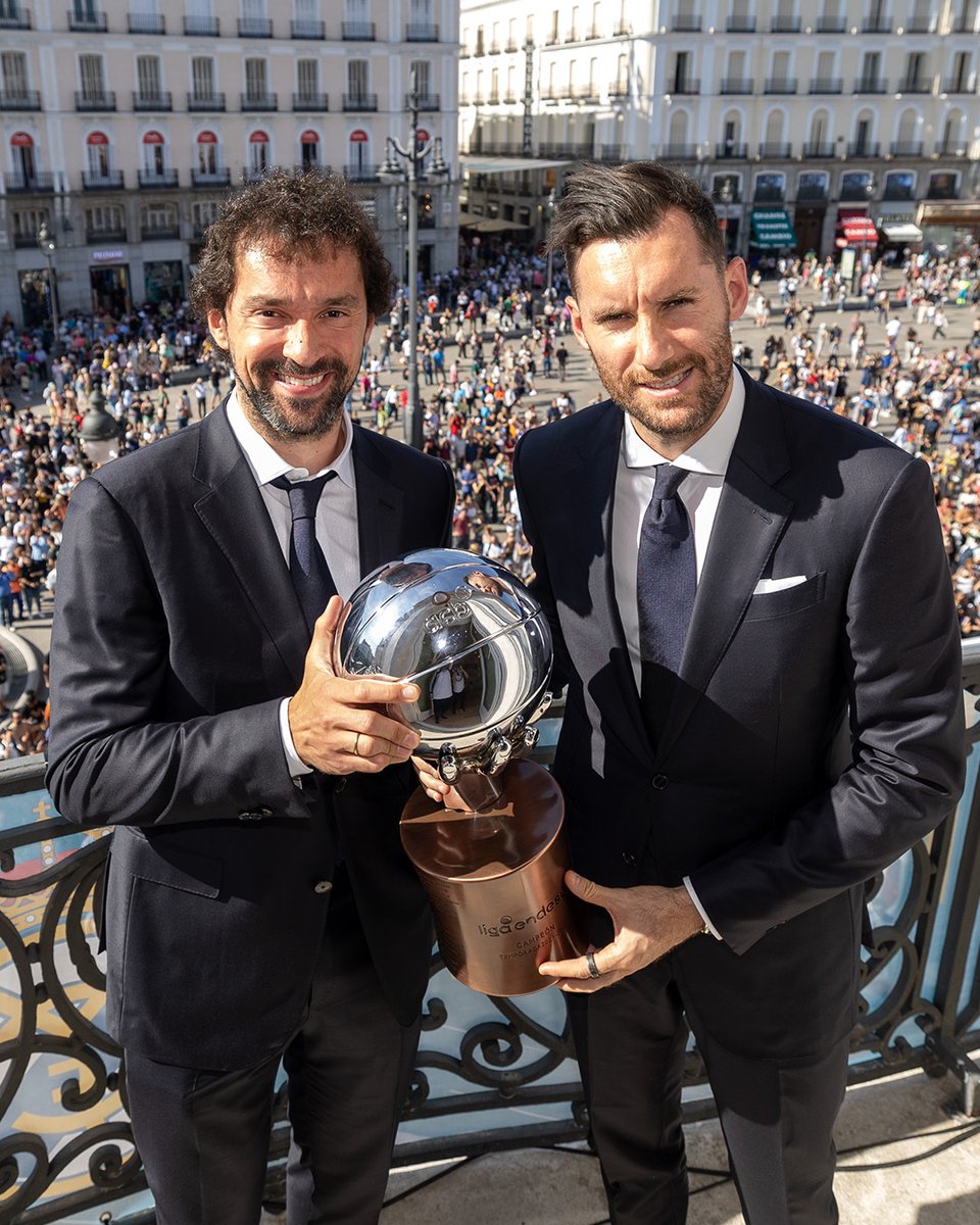RMBaloncesto's tweet photo. 🏆 ¡El @RMBaloncesto ofrece la 37ª Liga a los madridistas!
#RMBaloncesto | #37Ligas https://t.co/nnj4QxRQKn