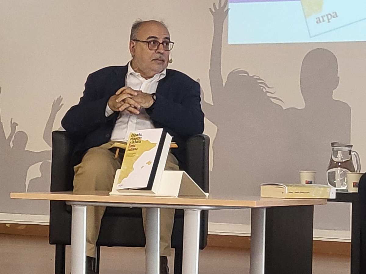 LourdesSindreu's tweet photo. El #clubCOCOS a Cornellà. Presentació del llibre "España, el pacto y la fúria" pel el seu propi autor @EnricJuliana i amb la conducció de Gonçal Évole. Enceta l'acte @JmRomero73 SG de @ccoo_bll_apag https://t.co/0GqIW93auJ