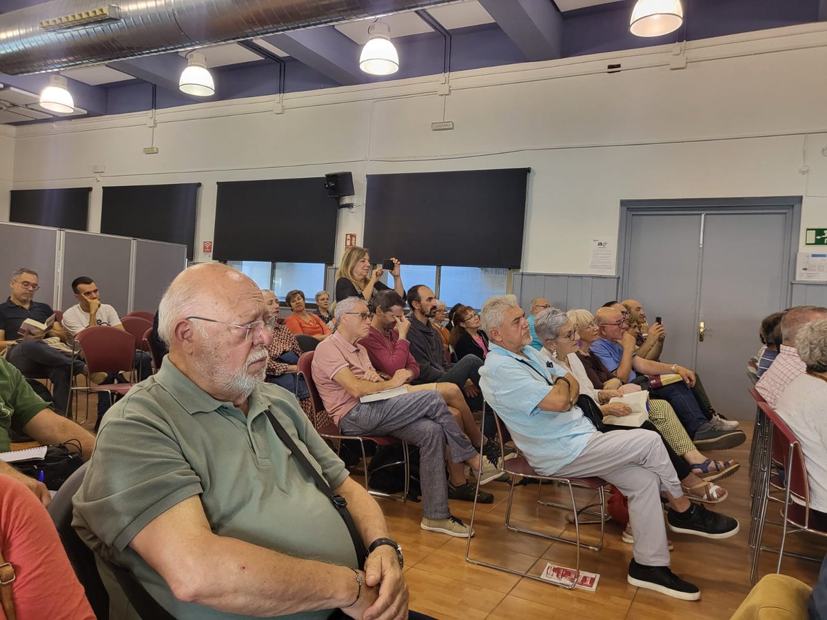 LourdesSindreu's tweet photo. El #clubCOCOS a Cornellà. Presentació del llibre "España, el pacto y la fúria" pel el seu propi autor @EnricJuliana i amb la conducció de Gonçal Évole. Enceta l'acte @JmRomero73 SG de @ccoo_bll_apag https://t.co/0GqIW93auJ