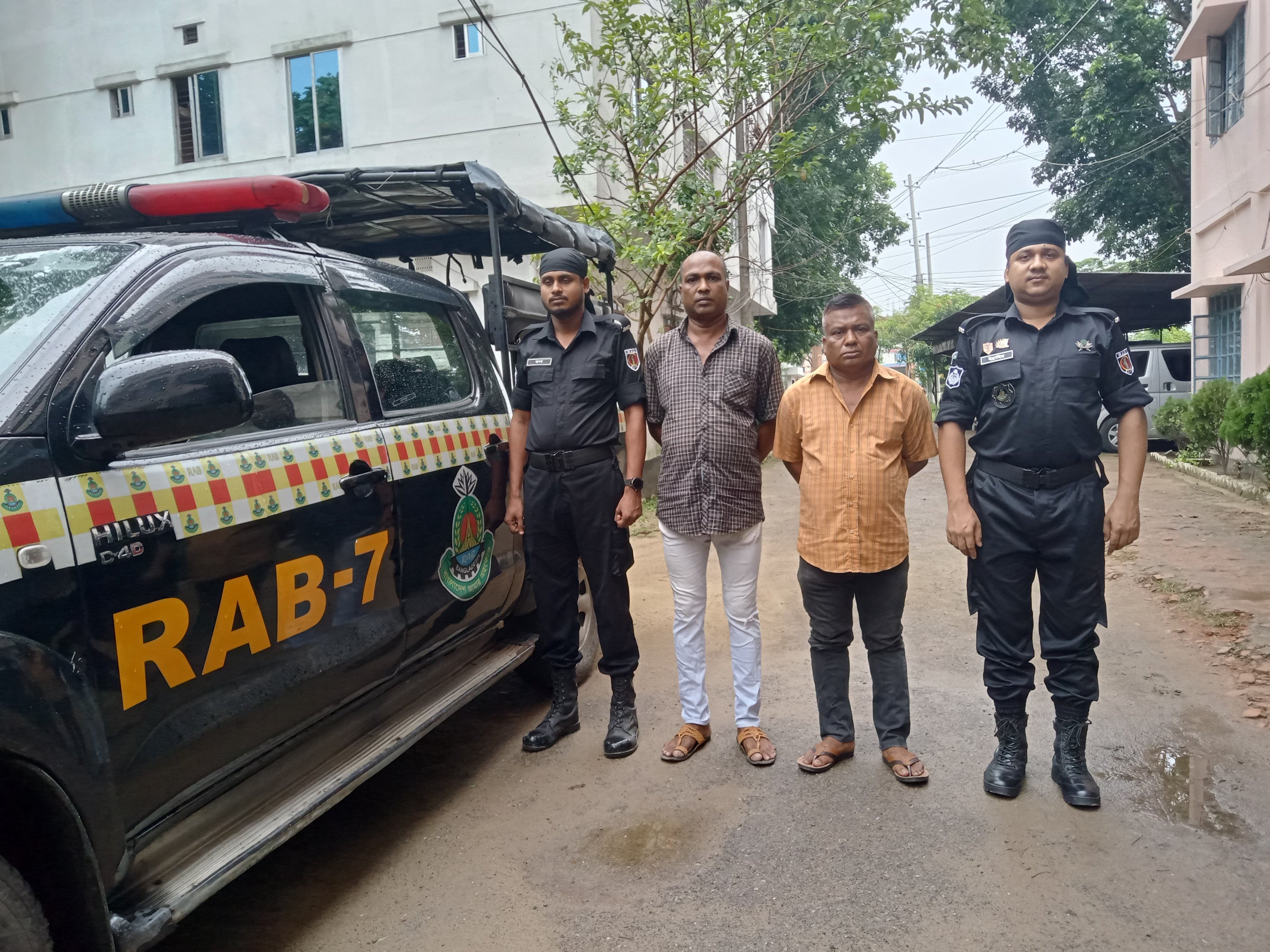 চোরাই ১৩টি গরু উদ্ধারসহ ২ আসামি র‌্যাব-৭, চট্টগ্রামের হাতে আটক