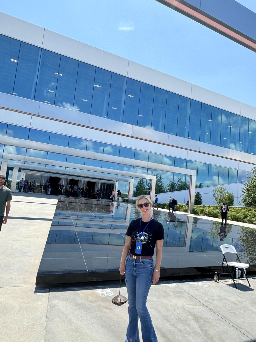WeeVolunteer's tweet photo. I made it to Austin! Excited to see what innovations and updates are in store! #CyberRoundUp #TeslaShareholdersMeeting https://t.co/wMJJZT28Hk