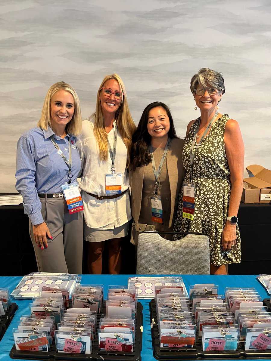 AAPL_network's tweet photo. ✨🌊The Conference Planning Committee Members were a great help at the registration desk!✨ #AAPL2024 #aaplnetwork https://t.co/9y8X0uohcr