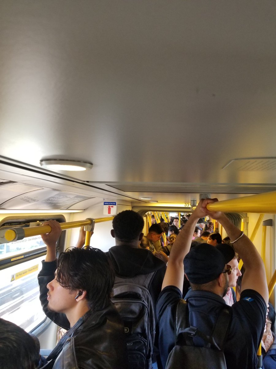 SergalProjects's tweet image. How nice of you to bump up fares, @TransLink - perhaps you can provide adequate service while you&apos;re at it. Photo just now. Train packed to an unsafe degree.