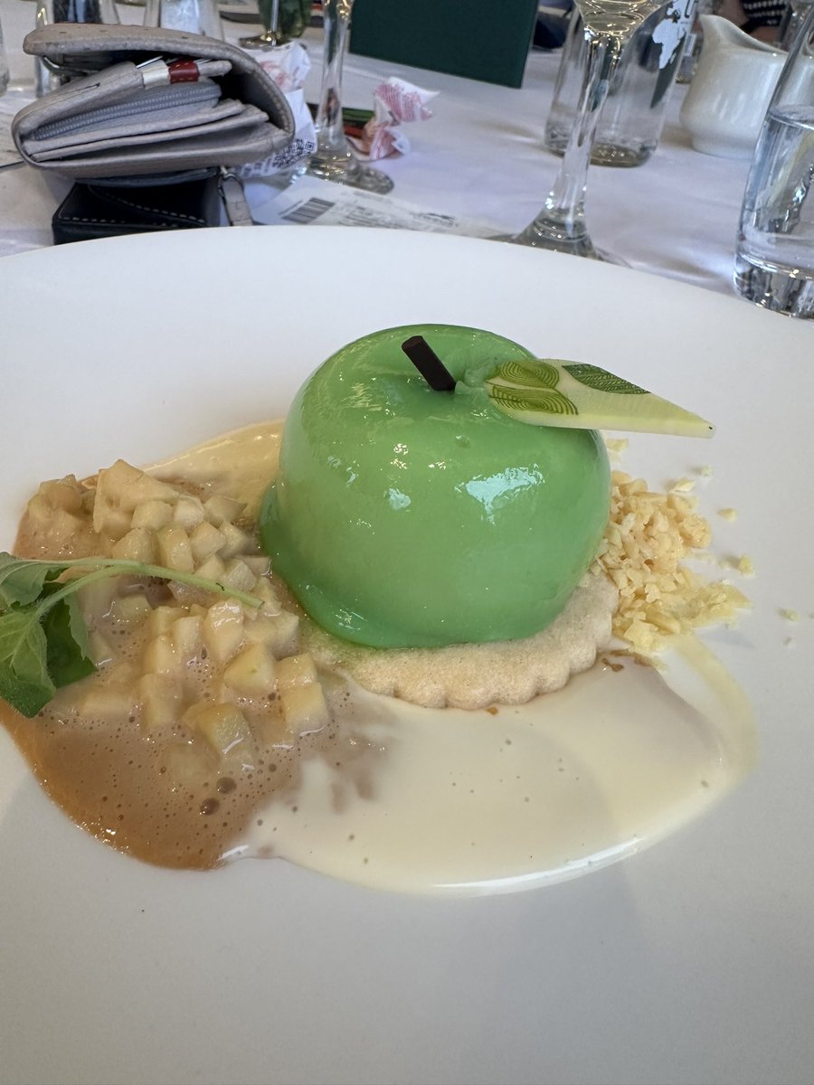 hotstonmoore's tweet image. Lovely day at Newbury Races with @fsplaw family law team - a great shame the horse “expert witness” let us down #familylaw #forensicaccountant