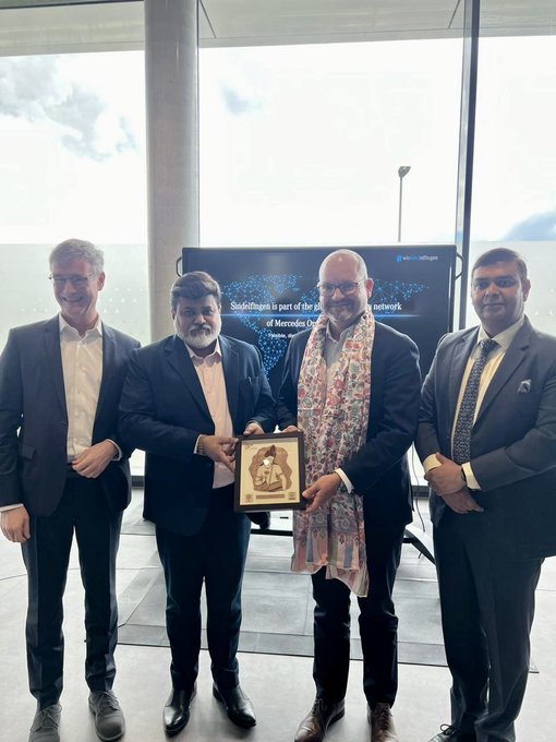 IndianTechGuide's tweet photo. 🚨 Mercedes Benz to invest Rs 3,000 crore to set up a manufacturing plant in Maharashtra. 

Chakan, near Pune, is expected to be the location. https://t.co/I7pX0j9q9y