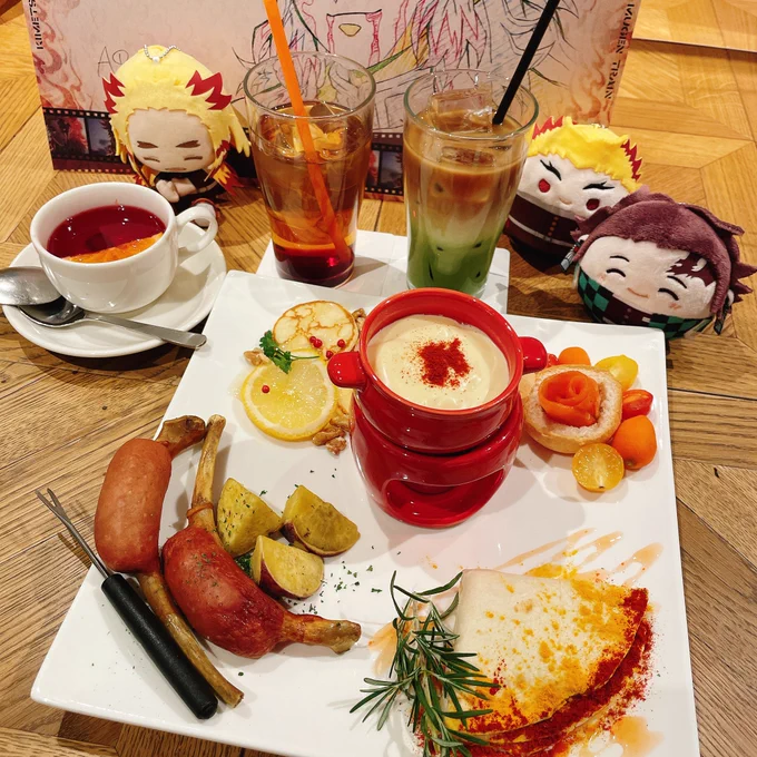 カフェメシの撮り方は多少上達したのではないか!?!?(なお3年前初めて行ったカフェも先着でぶんどった)(3年経っても滅多に当たらない) 