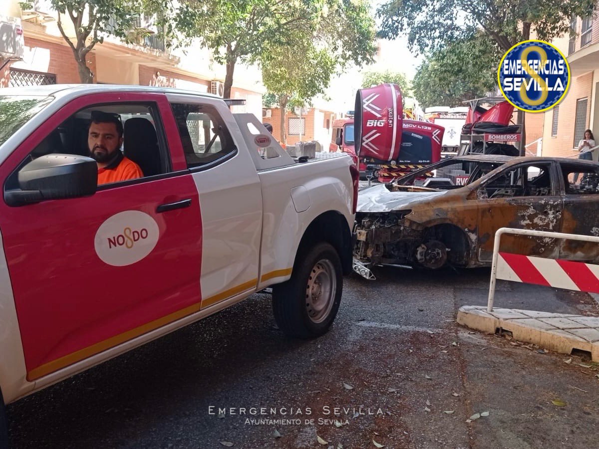 EmergenciasSev's tweet photo. En los bloques afectados por el incendio de Pino Montano, tras la fase de intervención en la emergencia, activamos la fase de recuperación y estabilización para restablecer la normalidad.
El dispositivo operativo de #Bomberos, #PolicíaSevilla #ProtecciónCivil, #UMIES y resto de servicios operativos del @Ayto_Sevilla continúa en la zona para dar apoyo a los vecinos afectados en todo lo que puedan necesitar.
#SeguridadCiudadana @Ayto_Sevilla