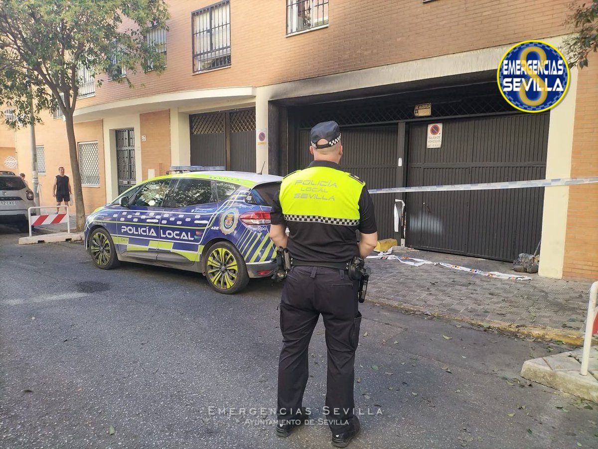 EmergenciasSev's tweet photo. En los bloques afectados por el incendio de Pino Montano, tras la fase de intervención en la emergencia, activamos la fase de recuperación y estabilización para restablecer la normalidad.
El dispositivo operativo de #Bomberos, #PolicíaSevilla #ProtecciónCivil, #UMIES y resto de servicios operativos del @Ayto_Sevilla continúa en la zona para dar apoyo a los vecinos afectados en todo lo que puedan necesitar.
#SeguridadCiudadana @Ayto_Sevilla