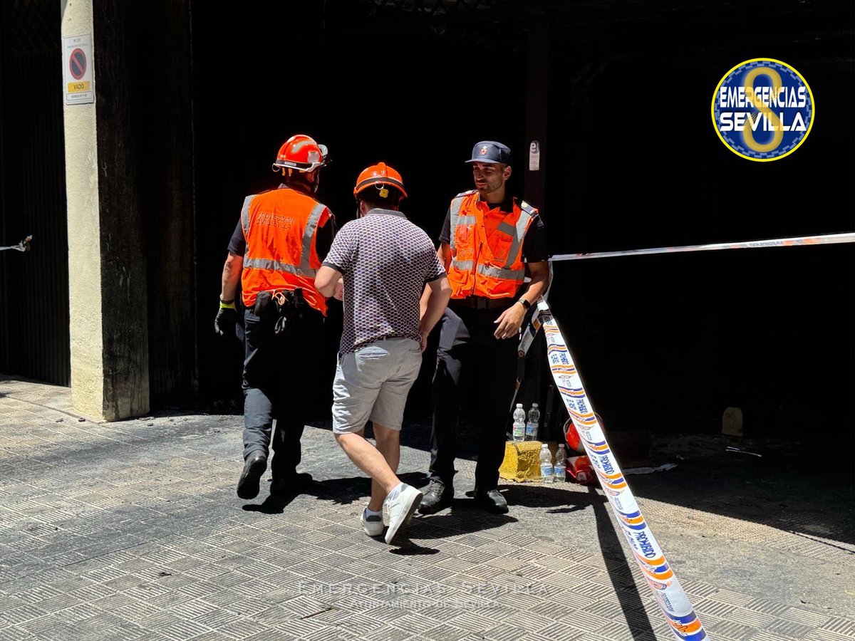 EmergenciasSev's tweet photo. En los bloques afectados por el incendio de Pino Montano, tras la fase de intervención en la emergencia, activamos la fase de recuperación y estabilización para restablecer la normalidad.
El dispositivo operativo de #Bomberos, #PolicíaSevilla #ProtecciónCivil, #UMIES y resto de servicios operativos del @Ayto_Sevilla continúa en la zona para dar apoyo a los vecinos afectados en todo lo que puedan necesitar.
#SeguridadCiudadana @Ayto_Sevilla
