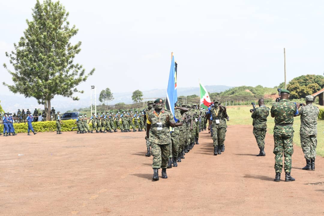 Regbulletin's tweet photo. About 1,000 military &amp; police personnel from 4 partner states of the @jumuiya bloc on Thursday, June 13 began a two-week joint military training exercise 13th edition, named "Ushirikiano Imara" in eastern Rwanda.
The participants are from #Kenya, #Tanzania, #Uganda &amp; #Rwanda. https://t.co/qO1O8SXEcp
