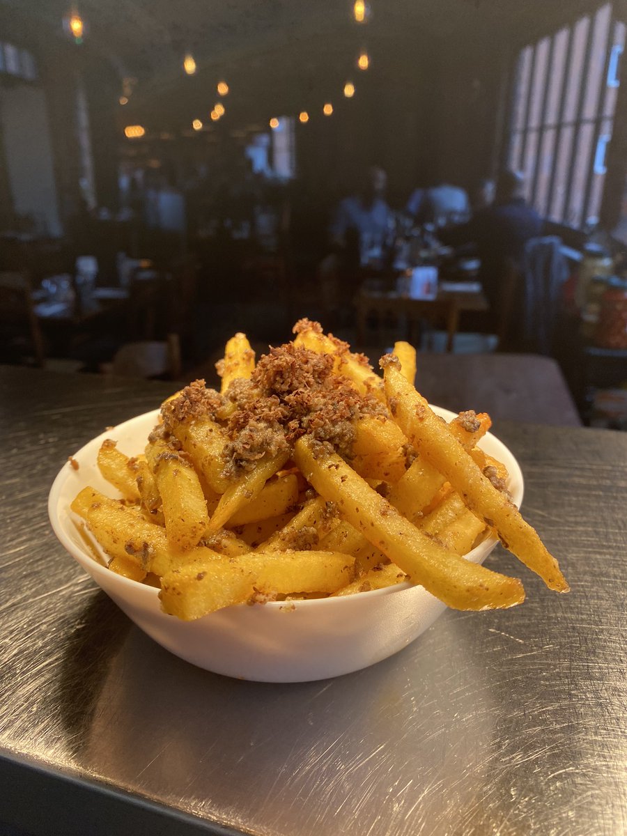 ArenaRistorante's tweet photo. TRUFFLE FRIES 🤤

A winning combination! Chips covered in truffle Parmesan and topped with loads of fresh grated truffle 😋 No wonder why it’s so loved 🥰 

Come and try it yourself at Ristorante Caffè Arena 🇮🇹

#trufflefries #italianrestaurant #homemadefood #birminghamuk🇬🇧 https://t.co/txW9KtIk21
