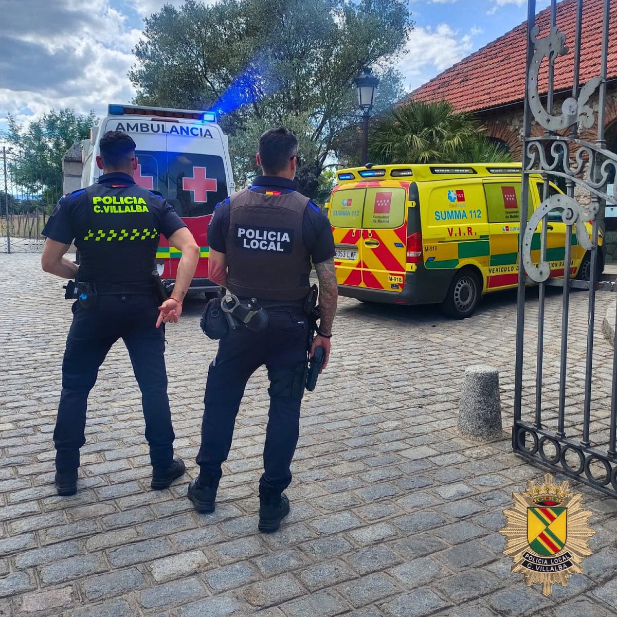 PoliciaVillalba's tweet photo. #TurnoTarde
👮🏻 Realizamos la primera asistencia a una mujer que ha sufrido #convulsiones y tiene inmovilización parcial de parte del cuerpo
🚑 Intervenimos hasta la llegada de los servicios sanitarios #Summa112 #CruzRoja
Pronta recuperación 🙏🏼
👮🏻♂️👏🏼
#PoliciaVillalba #PLocal https://t.co/sV9lQ6Wruj