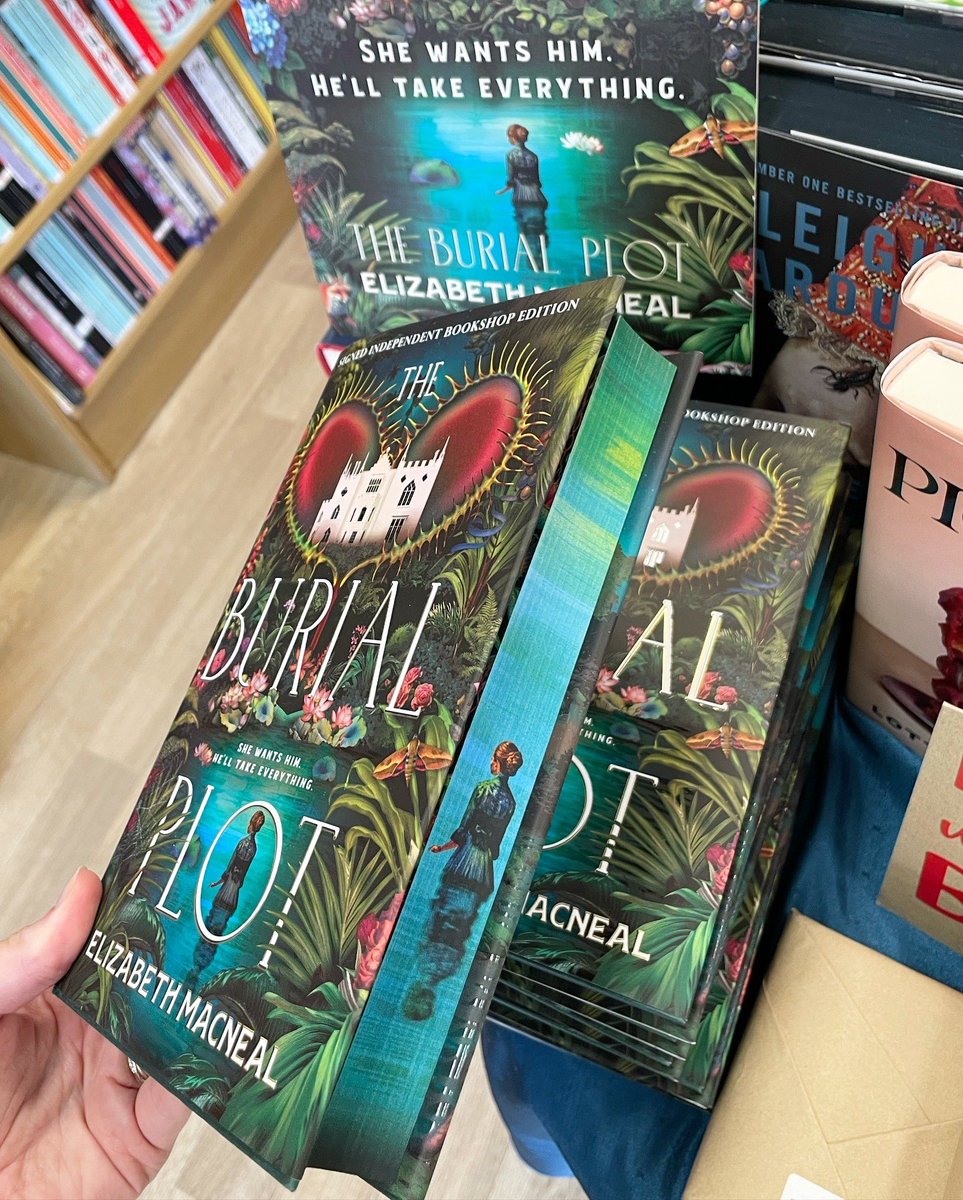 elizabethfazal's tweet photo. Finished #TheBurialPlot by @esmacneal this morning and haven’t stopped thinking about it since (or those sprayed edges!) 😍📖

@panmacmillan https://t.co/NVhaGAsuMP