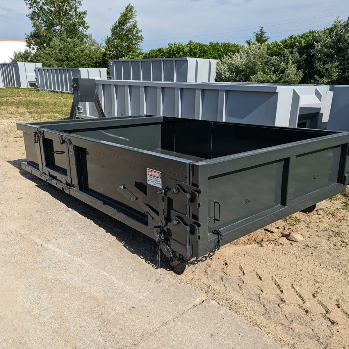 UOwosso's tweet photo. Concrete/Landscaping Container! https://t.co/sA0qOI7cTP #uheowosso #universalhandlingequipment https://t.co/TndeJ7DA0U