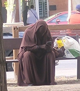 Una mujer secuestrada bajo un espeluznante burka. Dicen que es en Lérida. Me partiría el alma del mismo modo si fuese Kabul.

Siento dolor y compasión por ella. Y rabia por esos islamistas que han traído el horror a este mundo destrozando todo y con inquina a las mujeres.

No