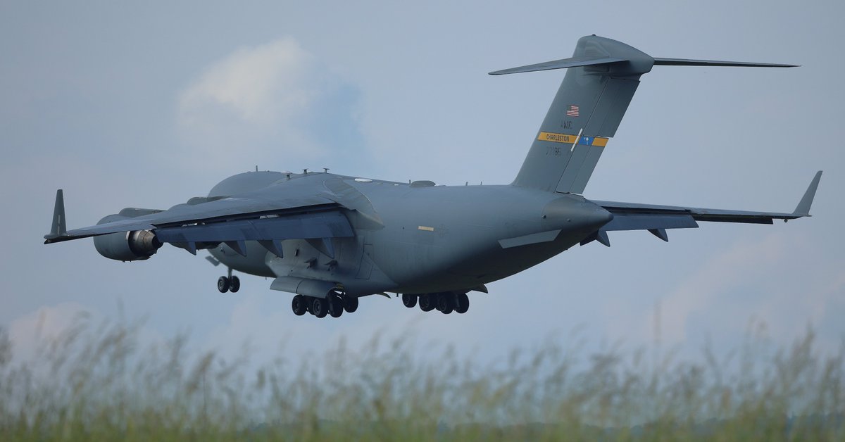 ogspotting's tweet photo. @ogspotting @437_aw  #boeing #c17globemaster #zrhspotter #zrhmovements 
07-7185 United States Air Force Boeing C-17A Globemaster III
Landing at Zuerich-Airport
13/04/2024 https://t.co/CEWINRxklq