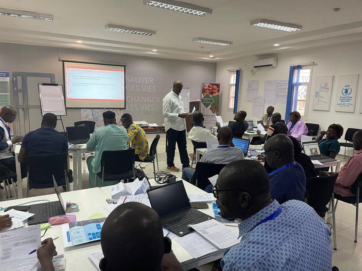 WFP_Cameroon's tweet photo. #Cameroon🇨🇲

#WFP enhances cash programming quality

In collaboration with @OCHAROWCA &amp; @calpnetwork, @WFP is co-facilitating a 5-day certified training in N'djamena🇹🇩.

Participants gain skills to design &amp; implement quality humanitarian &amp; #SocialProtection cash programs.

#SDG17 https://t.co/RxJ7F2aXC2