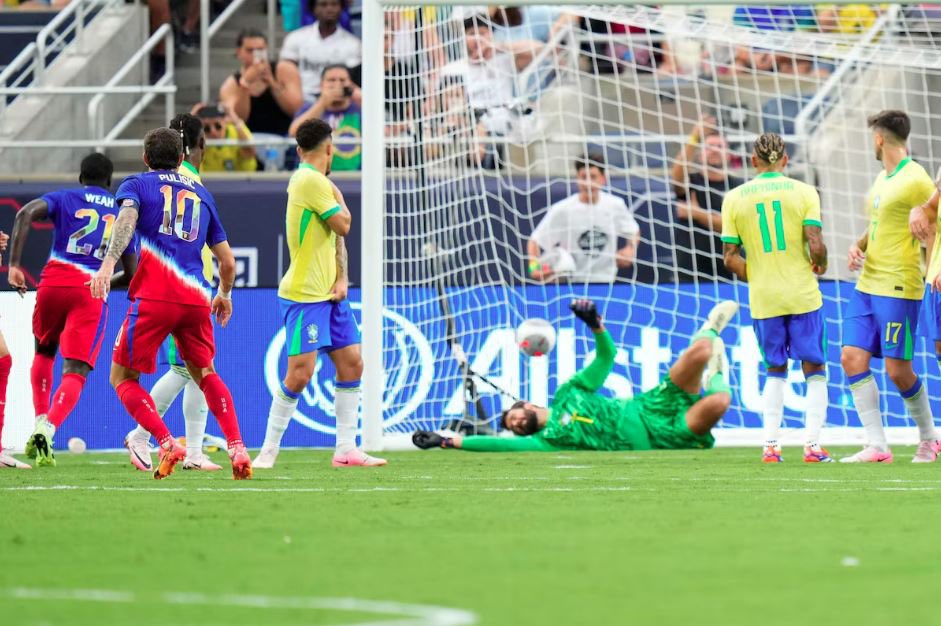 Futmax_io's tweet photo. Diz ai torcedor, na sua opinião o Alisson merece estar na seleção?! 👀⚽️ https://t.co/SATOoOhXT9
