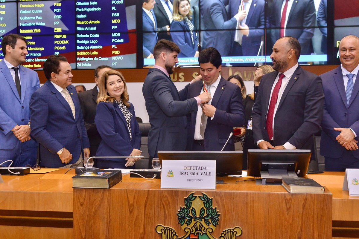 robertocostama_'s tweet photo. Merecida homenagem da @AssembleiaMA com a entrega da Medalha Manuel Beckman ao Ministro dos Esportes, meu amigo @andre_fufuca. De autoria do @davibrandaobac1 e sessão conduzida pela presidente @deputadairacema, foi emocionante rever a trajetória do André, sempre marcada pelo trabalho incansável pelo Maranhão, e hoje seu reconhecimento enche nosso estado de orgulho. Parabéns, André Fufuca!