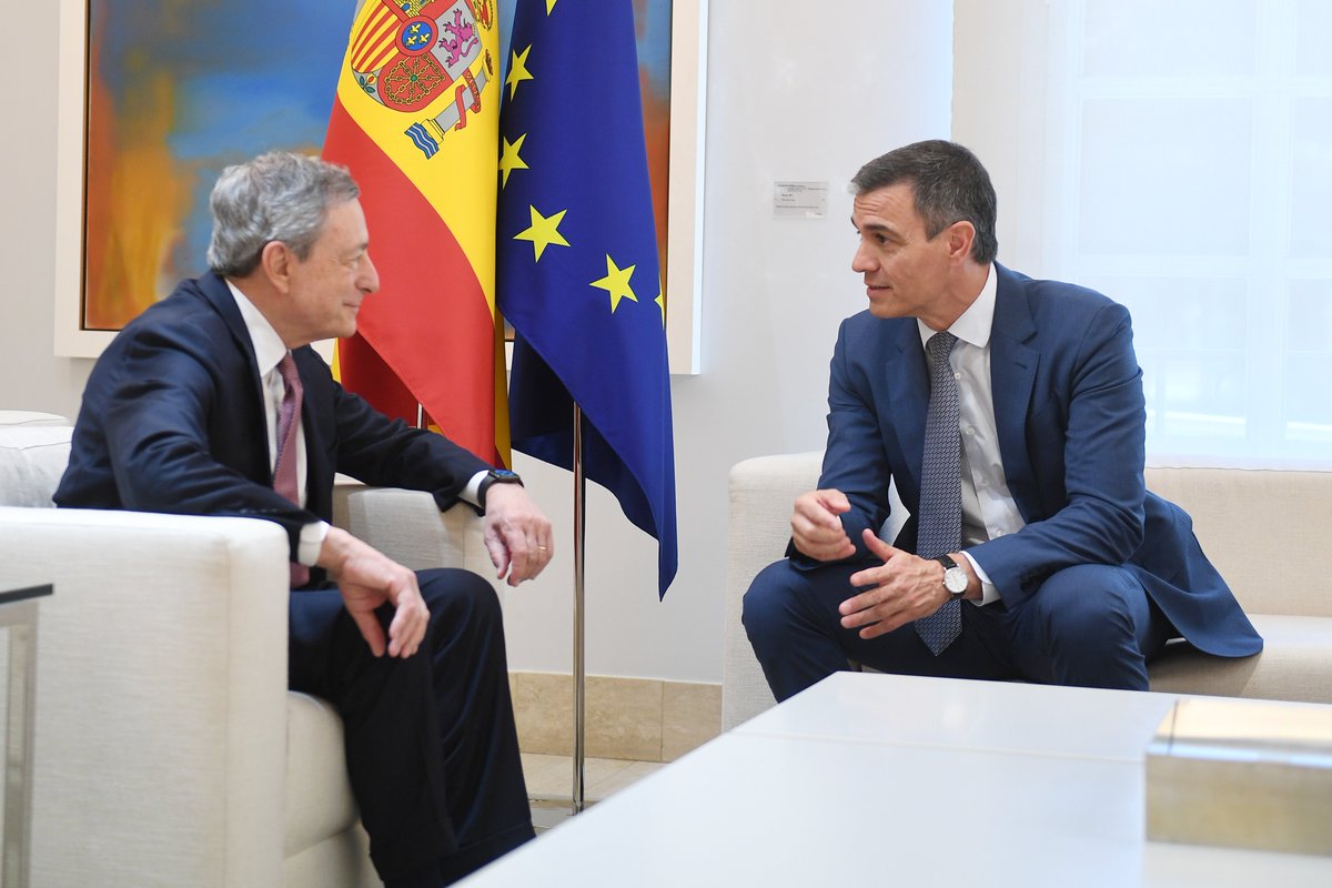 sanchezcastejon's tweet photo. Enhorabuena, estimado Mario Draghi, por el premio Carlos V, que refleja tu compromiso con el proyecto y los valores europeos.

Ha sido un placer reunirme contigo y abordar los principales retos globales y cómo podemos contribuir a la construcción de una Unión Europea más competitiva, con financiación pública y privada, y que sea compatible con nuestro modelo social y verde.