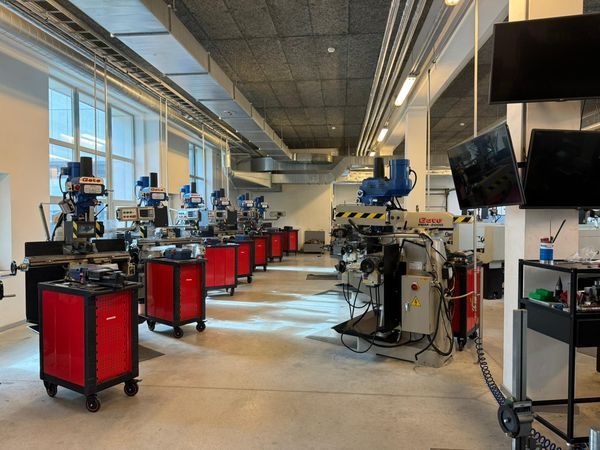R0bertAndrew's tweet photo. Visite des plateaux techniques du lycée Liepājas Valsts Tehnikums de RIGA en Lettonie, découverte des installations et de l'organisation des formations...Merci aux équipes pour l'accueil...ERASMUS+...
Photo: K Blaise
#Lettonie #riga #erasmusplus #europe #lycéelavoisier #lhcity https://t.co/07e6fGQUgF