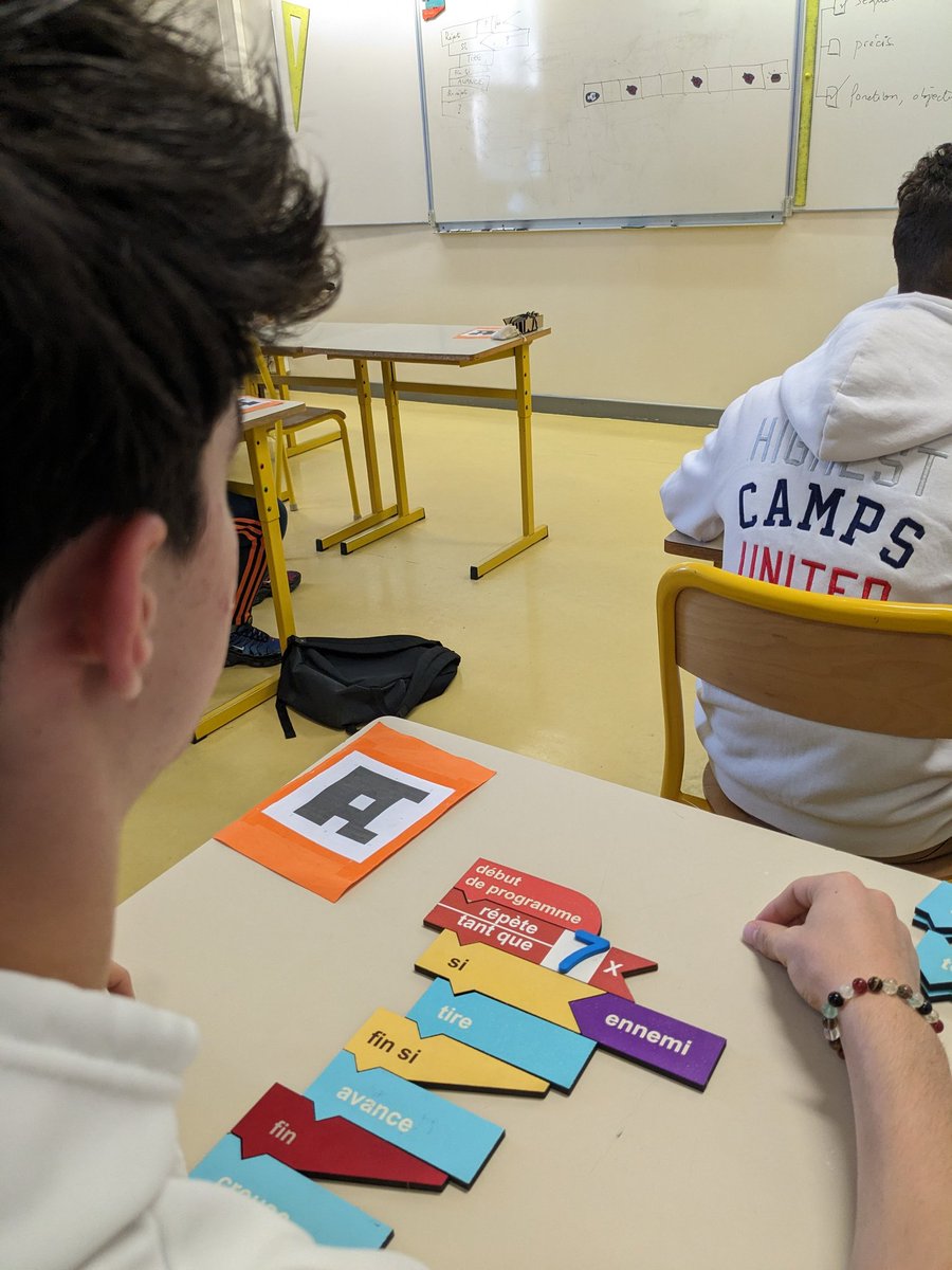 Celine_KD's tweet photo. Journée algorithmique au collège! 🤩 #codeenbois.
Manipuler/ verbaliser/ abstraire.
Contente des retours positifs des élèves.🎉 Mon collègue est ravie aussi de cette découverte! 
Merci Marc @CodeEnBois pour cette journée.
Merci @LesMathsEnScene et @Mathalors pour la découverte. https://t.co/946JrzI91Q