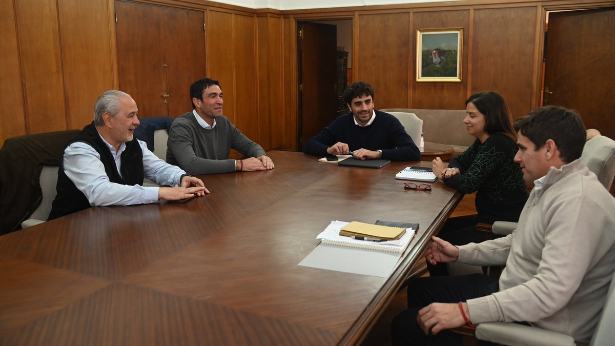 Con <a href="/MariteBadui/">Marite Badui</a> y <a href="/Santiagogsuarez/">Santiago Suarez</a> junto a los Intendentes del Valle de Uco, nos reunimos para coordinar políticas públicas y acciones conjuntas entre <a href="/MendozaGobierno/">Mendoza Gobierno</a> y los tres municipios
<a href="/AndraosEmir/">Emir Andraos</a>
Alejandro Morillas <a href="/sancarlosmuniok/">Municipalidad de San Carlos</a> 
Gustavo Aguilera <a href="/Tupungatoarg/">Tupungato Argentina</a>