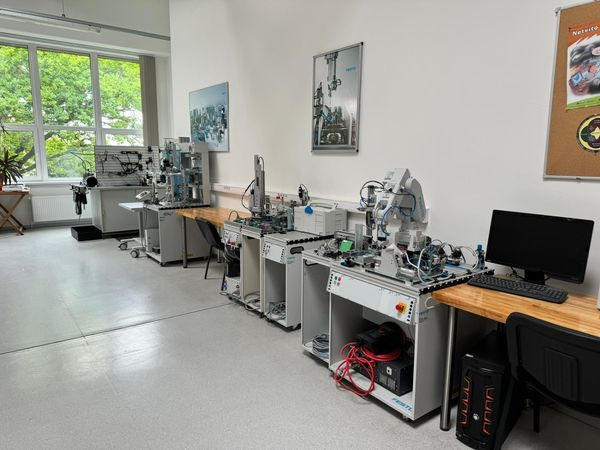 R0bertAndrew's tweet photo. Visite des plateaux techniques du lycée Liepājas Valsts Tehnikums de RIGA en Lettonie, découverte des installations et de l'organisation des formations...Merci aux équipes pour l'accueil...ERASMUS+...
Photo: K Blaise
#Lettonie #riga #erasmusplus #europe #lycéelavoisier #lhcity https://t.co/07e6fGQUgF