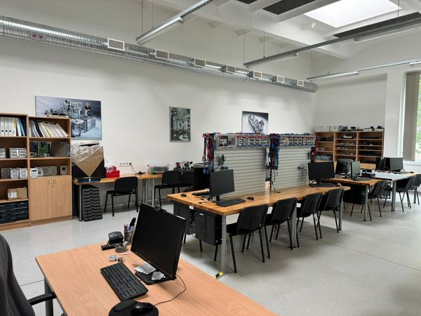 R0bertAndrew's tweet photo. Visite des plateaux techniques du lycée Liepājas Valsts Tehnikums de RIGA en Lettonie, découverte des installations et de l'organisation des formations...Merci aux équipes pour l'accueil...ERASMUS+...
Photo: K Blaise
#Lettonie #riga #erasmusplus #europe #lycéelavoisier #lhcity https://t.co/07e6fGQUgF