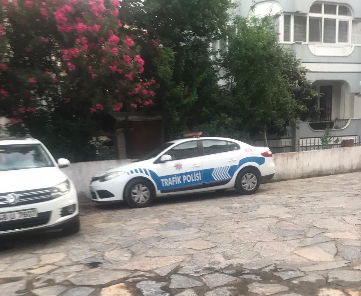 Devletimizin kurum araçları Görevlilerin şahsi işlerinde de mi kullanabiliyorlar acaba Yoksa bizmi yanlış biliyoruz? Hayıtlı Mah. Işık Sokakda bir apartmanın otoparkında bu aracın hemen hemen hergün ne işi olabilir?  
<a href="/AliYerlikaya/">Ali Yerlikaya</a>  <a href="/tcmuglavaliligi/">Muğla Valiliği</a>