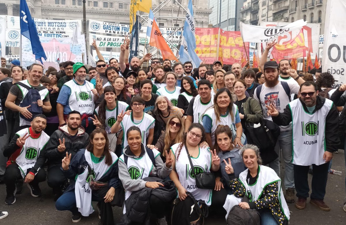 ateblacumar's tweet photo. En una muestra contundente de fuerte rechazó a la Ley Bases, las y los trabajadores de #ACUMAR marchamos a la Plaza Congreso.

Repudiamos la represión que hicieron las fuerzas de seguridad a la movilización que se desarrollaba de manera pacifica. https://t.co/BmJ55WV4Jk