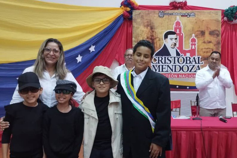 ¡Honor y gloria a Cristóbal Mendoza!

En el edo. Trujillo, acompañamos el acto de recolección simbólica de sus restos inmortales los cuales serán trasladados al Panteón Nacional para que reposen junto a los héroes patriotas de Venezuela.

#VenezuelaPotencia
<a href="/NicolasMaduro/">Nicolás Maduro</a>