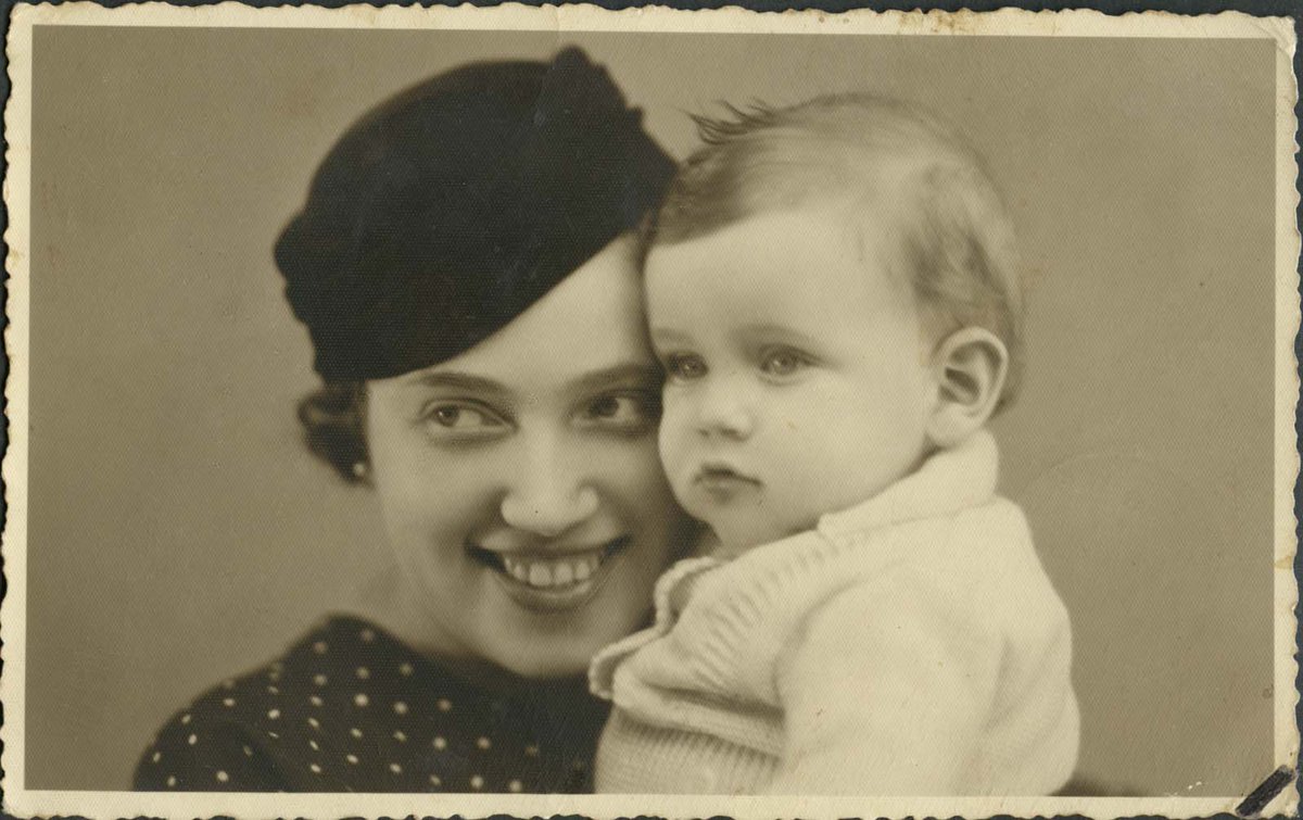 auschwitzxhibit's tweet photo. This picture of a Jewish woman Teri Zinger (Lembergr), with her son Yehonanta was taken in Czechoslovakia in 1936. 

Only a few years later, both will be killed in #Auschwitz. https://t.co/e5cnwNkoeD
