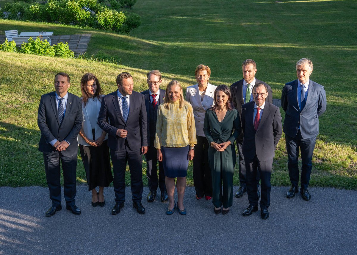 Ulkoministerio's tweet photo. Minister for Foreign Affairs @elinavaltonen: "Pleasure to host my colleagues in Porvoo. Looking forward to many interesting discussions on topical issues in the Baltic Sea region." #CBSSMinisterial #BalticSea 🇫🇮 🇩🇰 🇪🇪  🇩🇪 🇮🇸 🇱🇻 🇱🇹 🇳🇴 🇵🇱 🇸🇪 🇪🇺 https://t.co/d4gsktBThJ