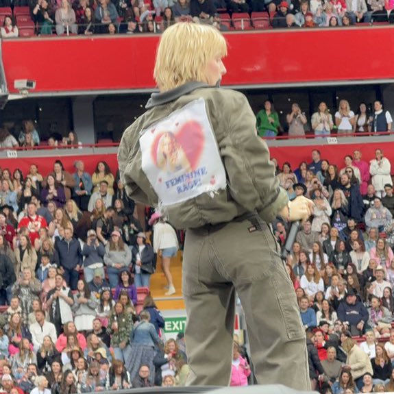 TSTheErasTour's tweet photo. 🚨| Paramore jacket for 100th show at #LiverpoolTStheErasTour « FEMININE RAGE » 

📸: @ge0rgiastars https://t.co/BD1iwT8UP5