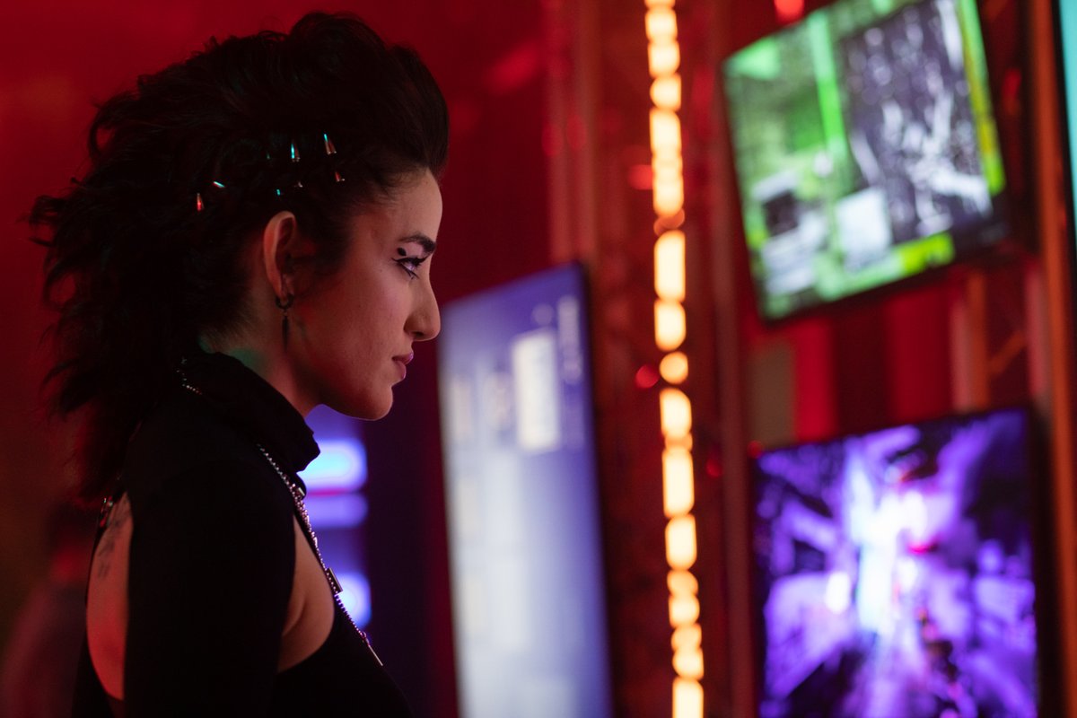 What would you put on the screens at Xelsie's NFT Art Gallery?

📸: Darrin Van Gorder

#RZRSeries #TVSeries #SciFi #Cyberpunk #MimiDavila