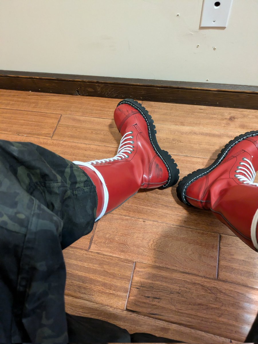 MilitarySkin's tweet photo. Black Kit with red boots today https://t.co/1bPxbT0PtD