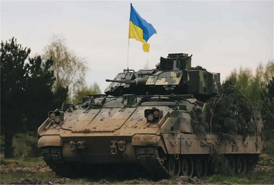 ArmyRecognition's tweet photo. Success of #American #Bradley #M2A2 #IFV Infantry Fighting Vehicle in #Ukrainian Operations. https://t.co/yIq9gignzb @Le_Figaro @TF1Info @infofrance2 @F3Regions @lesoir @lecho @lalibrebe @RTBFinfo @rtlinfo @vrtnws @lemondefr @LCI @Le_NouvelObs @France24_en @lecho @sudinfo_be @USArmy @DeptofDefense @10AAMDC @US_EUCOM @101stAASLTDIV @USMC