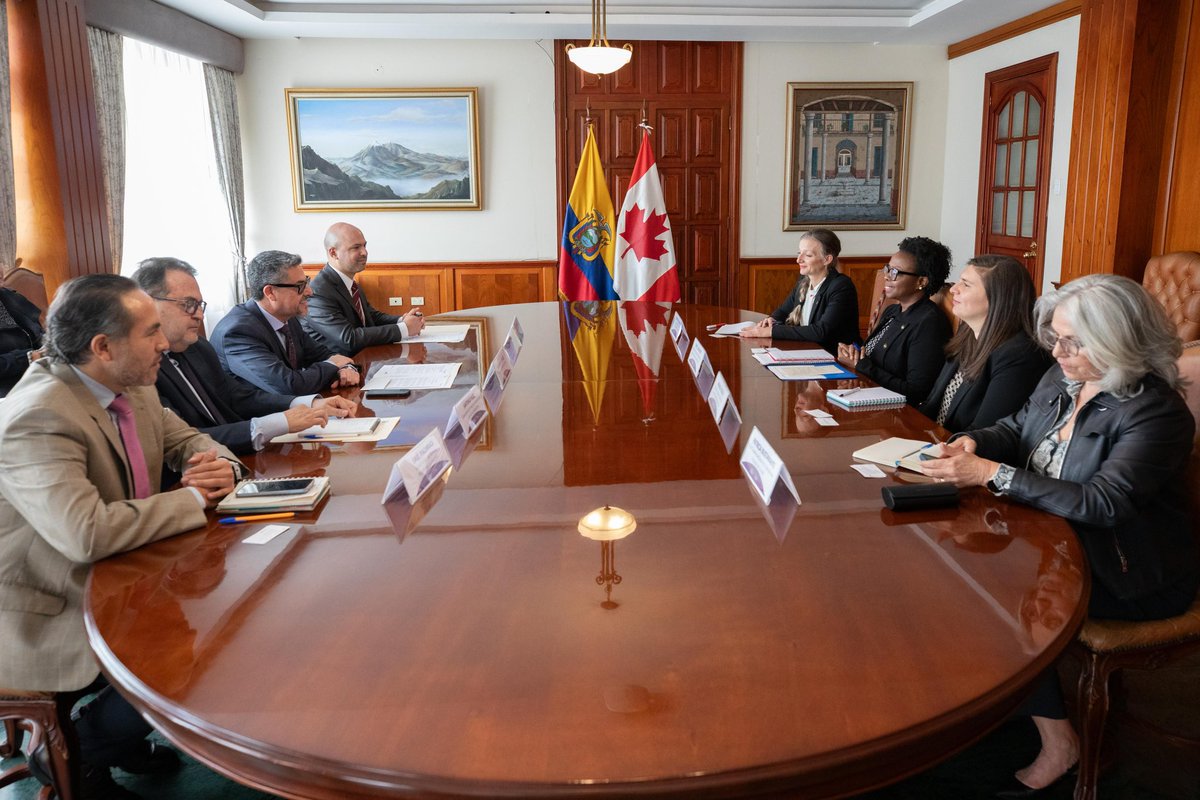 CancilleriaEc's tweet photo. Dialogaron sobre las políticas de 🇪🇨 en materia de movilidad humana, regularización, protección internacional, integración socioeconómica y atención a migrantes y comunidades de acogida. https://t.co/1PZJB6Ppzt