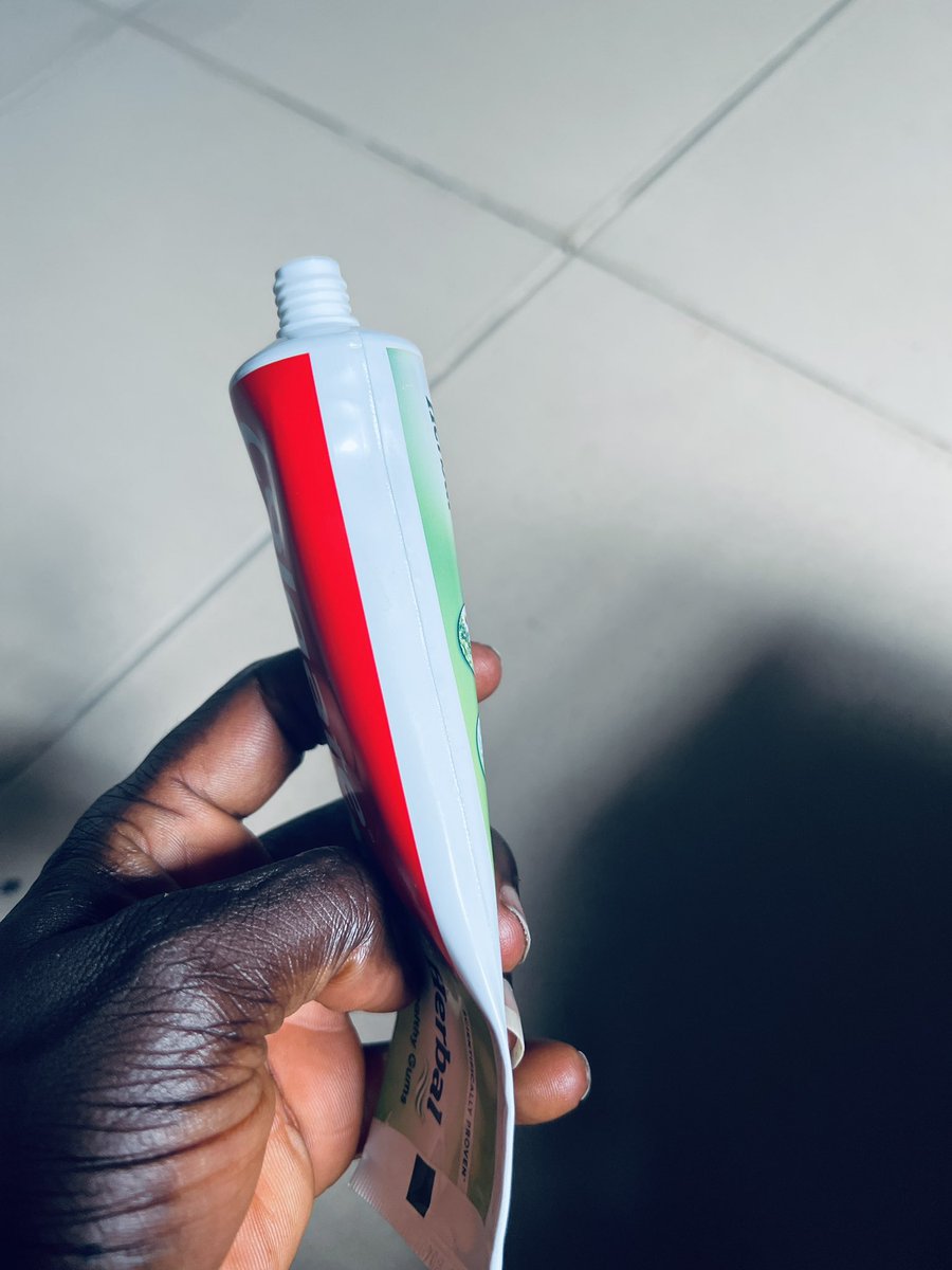 Signaturz's tweet photo. So I bought Colgate toothpaste for a whole 2000 Naira and almost half of the tube was filled with air!  Why charge us so much only to give us almost nothing? @colgate_ng this is not acceptable! #ripoff #notocheat #UnionNationale #FrontPopulaire2024 https://t.co/zwXEZYXWJf