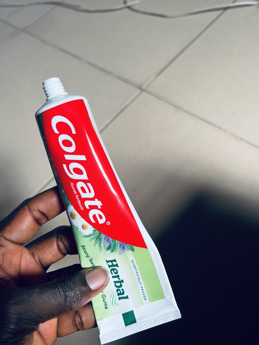 Signaturz's tweet photo. So I bought Colgate toothpaste for a whole 2000 Naira and almost half of the tube was filled with air!  Why charge us so much only to give us almost nothing? @colgate_ng this is not acceptable! #ripoff #notocheat #UnionNationale #FrontPopulaire2024 https://t.co/zwXEZYXWJf