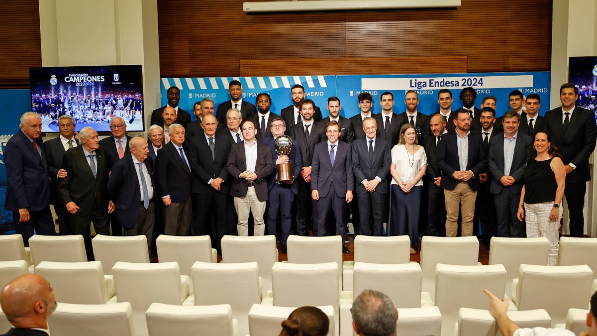 RMBaloncesto's tweet photo. 📷 ¡Así fue la foto de familia en el Ayuntamiento!
#RMBaloncesto | #37Ligas https://t.co/CVmgR044Dt