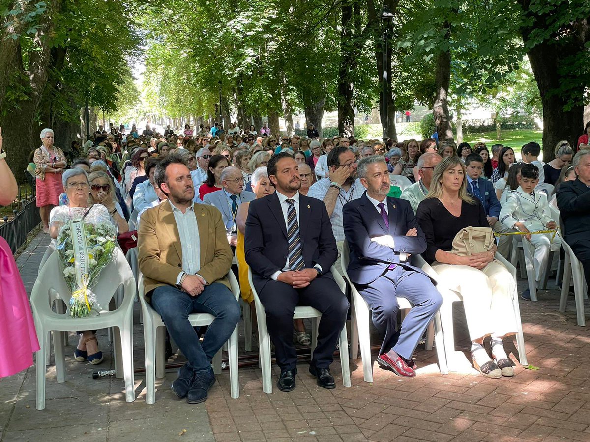 dipuavila's tweet photo. Muchos municipios de #Ávila celebran hoy a #SanAntonio. #ElTiemblo, #Casillas, #Cisla, la capital… los diputados Félix Álvarez y @JoseLuisDelNog1 han asistido a las celebraciones en estos dos últimos. ¡Felicidades a los Antonios y Antonias abulenses!
#HaciendoProvincia https://t.co/QKyChnuP5e